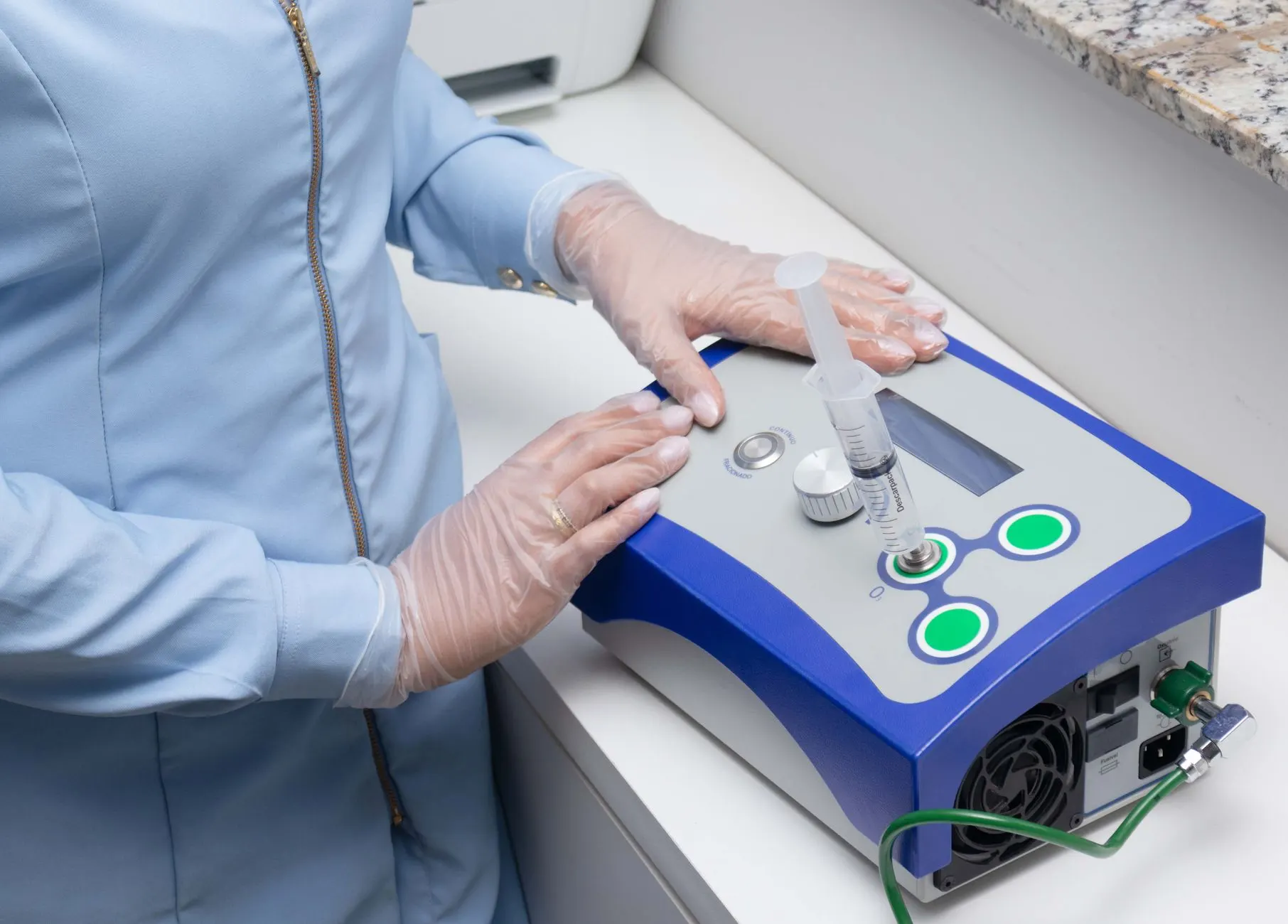 时间继电器与中间继电器在工业配电柜中的功能差异对比
