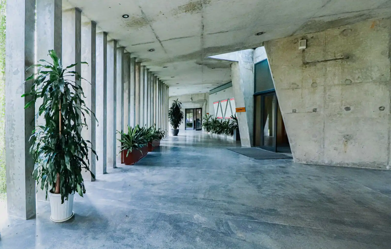 音迪娱固态继电器产品参数对比及工业场景适配指南