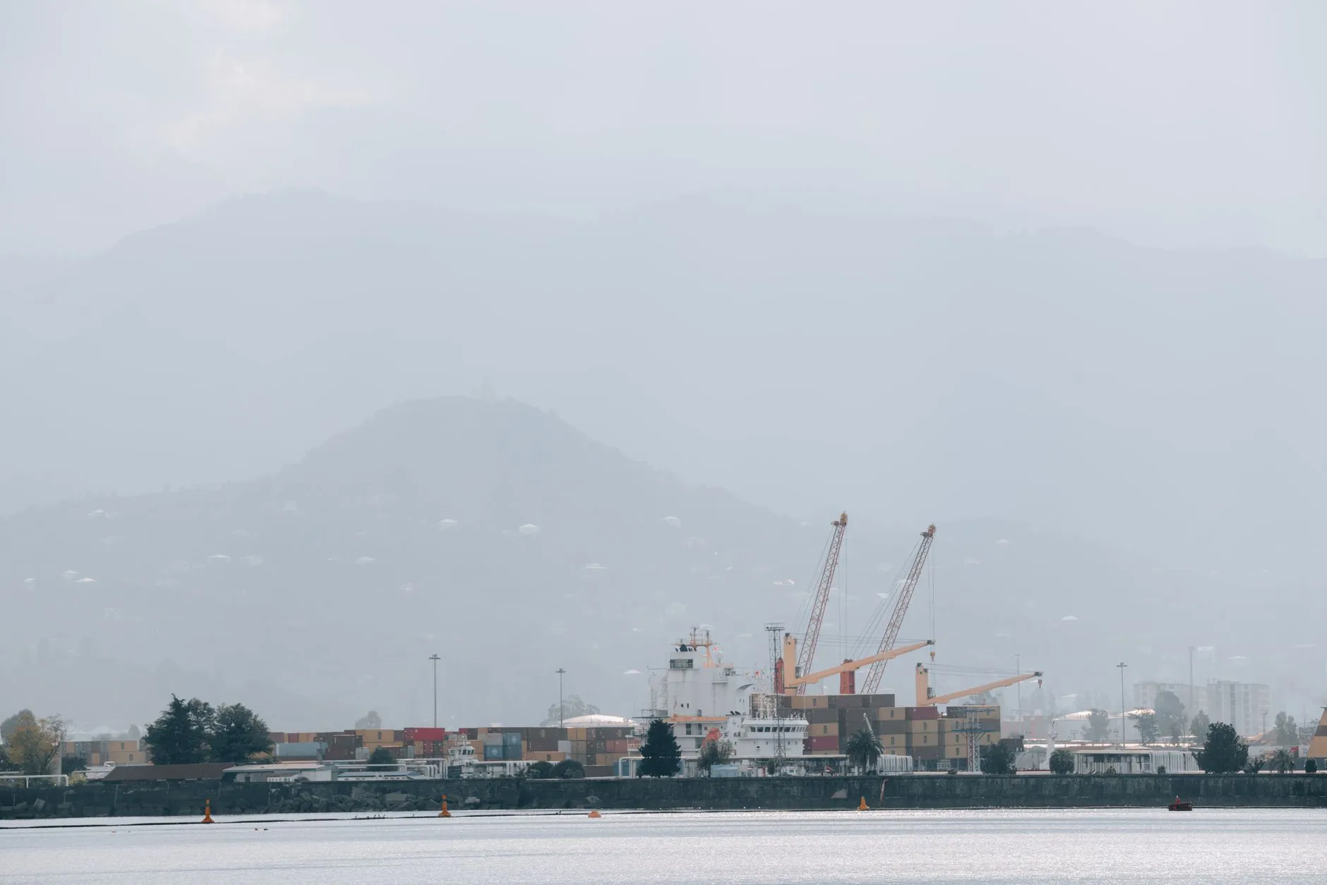 时间继电器与中间继电器的功能差异及延时保护方案解析